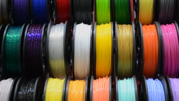 Flerfärgade filament av plast för tryck på en 3D-skrivare närbild — Stockvideo