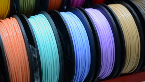 Filamentos multicolores de plástico para imprimir en un primer plano de impresora 3D — Vídeos de Stock