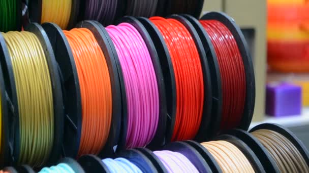 Flerfärgade filament av plast för tryck på en 3D-skrivare närbild — Stockvideo