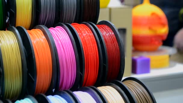 Flerfärgade filament av plast för tryck på en 3D-skrivare närbild — Stockvideo