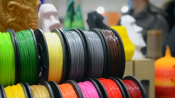 Flerfärgade filament av plast för tryck på en 3D-skrivare närbild — Stockvideo