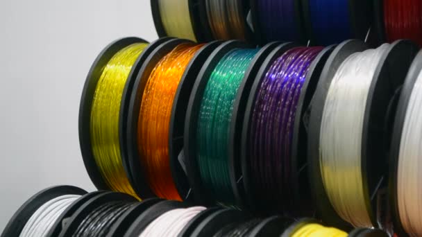 Filamen-filamen plastik berwarna-warni untuk pencetakan pada pencetak 3D close-up — Stok Video