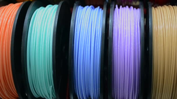 Flerfärgade filament av plast för tryck på en 3D-skrivare närbild — Stockvideo