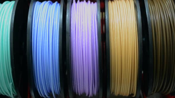 Filamentos multicolores de plástico para imprimir en un primer plano de impresora 3D — Vídeos de Stock