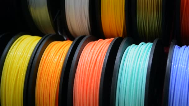 Mehrfarbige Filamente aus Kunststoff für den Druck auf einem 3D-Drucker aus nächster Nähe — Stockvideo