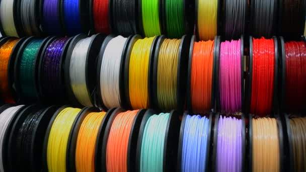 Filamentos multicolores de plástico para imprimir en un primer plano de impresora 3D — Vídeos de Stock