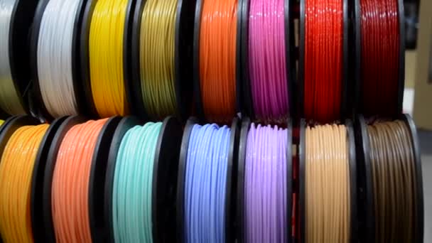 Filamentos multicolores de plástico para imprimir en un primer plano de impresora 3D — Vídeos de Stock