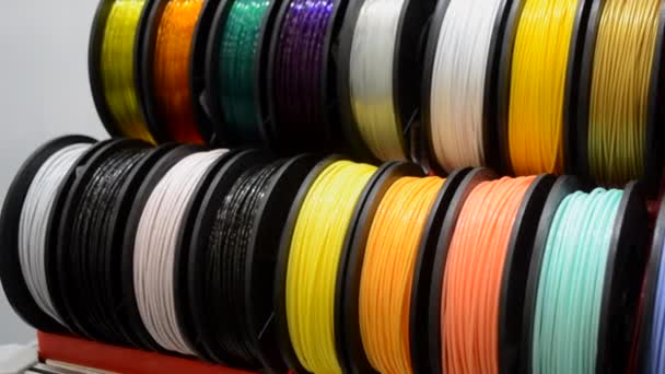 Mehrfarbige Filamente aus Kunststoff für den Druck auf einem 3D-Drucker aus nächster Nähe — Stockvideo