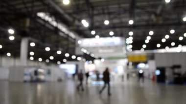 Arka plan bulanık. Yüksek tavanlı boş bir binanın içinde..