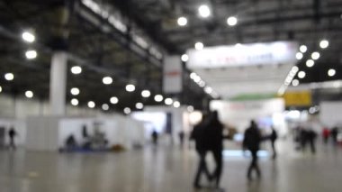Arka plan bulanık. Yüksek tavanlı boş bir binanın içinde..