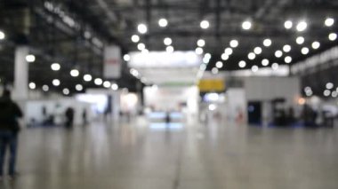 Arka plan bulanık. Yüksek tavanlı boş bir binanın içinde..