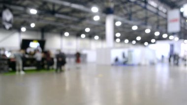 Arka plan bulanık. Yüksek tavanlı boş bir binanın içinde..