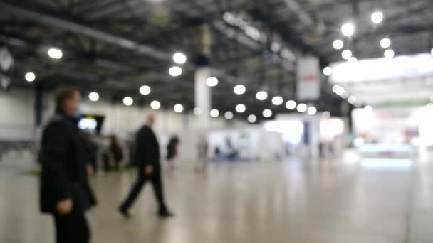 Fond flou. A l'intérieur grand bâtiment vide avec plafond haut. — Video