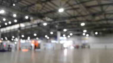 Arka plan bulanık. Yüksek tavanlı boş bir binanın içinde..