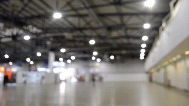 Arka plan bulanık. Yüksek tavanlı boş bir binanın içinde..