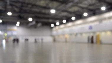 Arka plan bulanık. Yüksek tavanlı boş bir binanın içinde..
