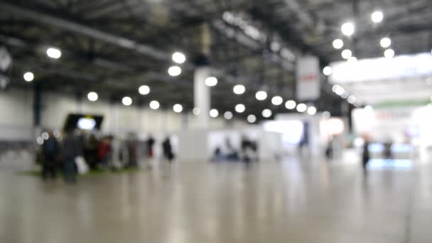 Fondo borroso. Interior gran edificio vacío con techo alto. — Vídeos de Stock