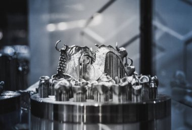 Metal 3D yazıcıya yakın plan basılmış. Nesne lazer sindirim makinesine basılmış. Metal tozundan modern 3D yazıcı baskısı. Kavramsal katkı maddesi DMLS, SLM, SLS 3D yazdırma teknolojisi
