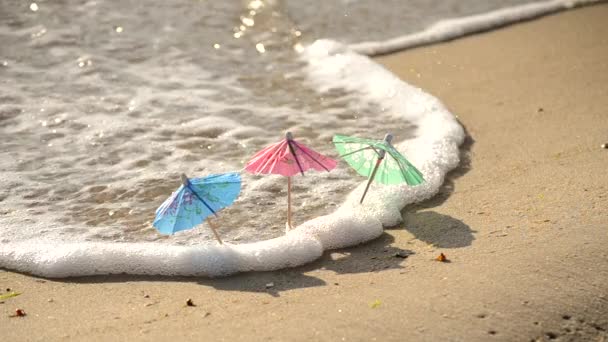 Kleine parasols gemaakt van papier voor een cocktail stand in het zandstrand — Stockvideo