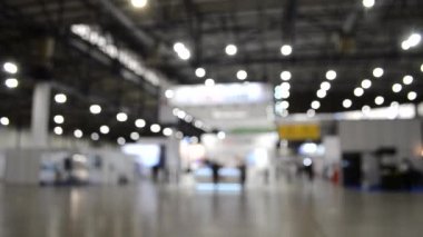 Arka plan bulanık. Yüksek tavanlı boş bir binanın içinde..