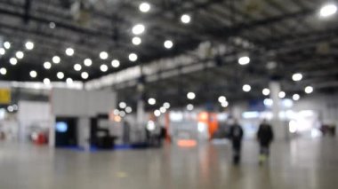 Arka plan bulanık. Yüksek tavanlı boş bir binanın içinde..