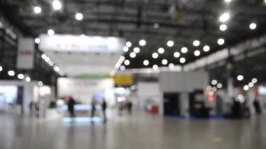 Arka plan bulanık. Yüksek tavanlı boş bir binanın içinde..