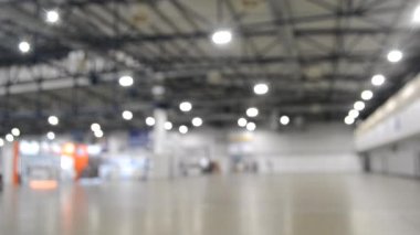 Arka plan bulanık. Yüksek tavanlı boş bir binanın içinde..