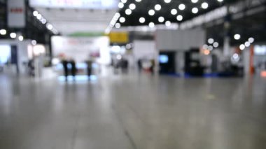 Arka plan bulanık. Yüksek tavanlı boş bir binanın içinde..