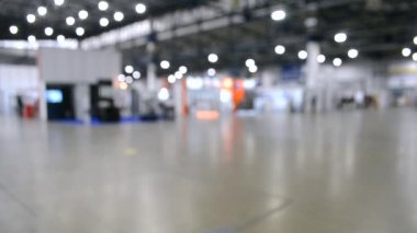 Arka plan bulanık. Yüksek tavanlı boş bir binanın içinde..