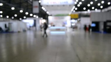 Arka plan bulanık. Yüksek tavanlı boş bir binanın içinde..