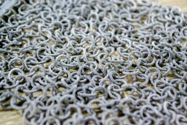 Podyum tozunun 3D yazıcısında yakın plan çekilmiş bir nesne. Termoplastik gri renkten üç boyutlu model. Hızlı prototip, baskı ürünleri. İlerici modern katkı teknolojisi