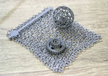 Podyum tozunun 3D yazıcısında yakın plan çekilmiş bir nesne. Termoplastik gri renkten üç boyutlu model. Hızlı prototip, baskı ürünleri. İlerici modern katkı teknolojisi