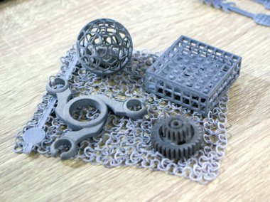 Podyum tozunun 3D yazıcısında yakın plan çekilmiş bir nesne. Termoplastik gri renkten üç boyutlu model. Hızlı prototip, baskı ürünleri. İlerici modern katkı teknolojisi
