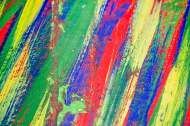 Kırmızı, sarı, yeşil ve mavi renkli fırça darbelerinin arkaplanı. Renkli fırça çizgilerinin parlak arkaplanı. Renk çizgilerini çatlamış ve çizilmiş boyayla karıştırıyorum..