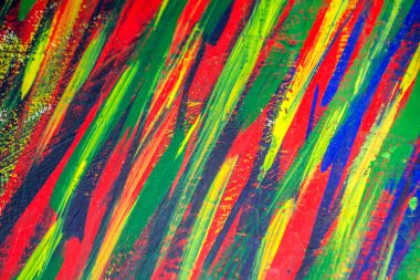 Kırmızı, sarı, yeşil ve mavi renkli fırça darbelerinin arkaplanı. Renkli fırça çizgilerinin parlak arkaplanı. Renk çizgilerini çatlamış ve çizilmiş boyayla karıştırıyorum..
