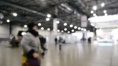 Arka plan bulanık. Yüksek tavanlı boş bir binanın içinde..