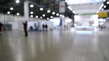 Arka plan bulanık. Yüksek tavanlı boş bir binanın içinde..