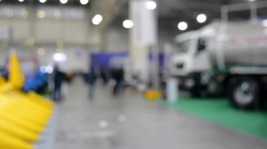 Arka plan bulanık. İnsanlar büyük uzay binasının içinde yürürler.