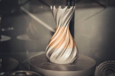 Metal 3D yazıcıya yakın plan basılmış. Nesne lazer sindirim makinesine basılmış. Metal tozundan modern 3D yazıcı. Kavramsal katkı maddesi DMLS, SLM, SLS 3D yazdırma teknolojisi