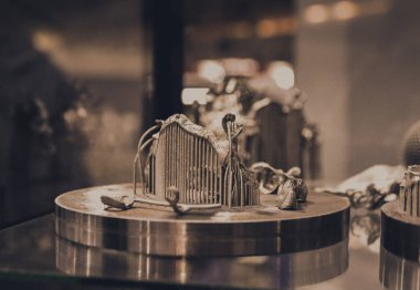 Metal 3D yazıcıya yakın plan basılmış. Nesne lazer sindirim makinesine basılmış. Metal tozundan modern 3D yazıcı baskısı. Kavramsal katkı maddesi DMLS, SLM, SLS