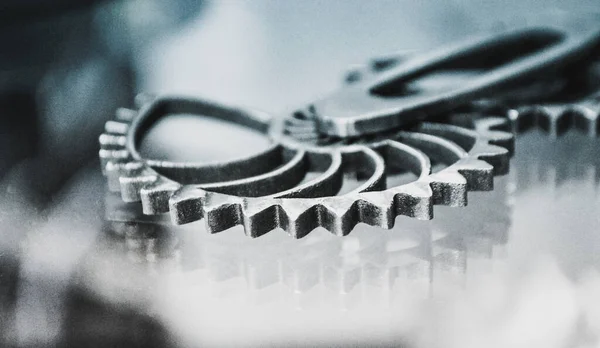 Metal 3D yazıcıya yakın plan basılmış. Nesne lazer sindirim makinesine basılmış. Metal tozundan modern 3D yazıcı baskısı. Kavramsal katkı maddesi DMLS, SLM, SLS 3D yazdırma teknolojisi