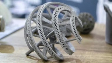 Polyamide tozunun 3D yazıcısına yakın plan yazdırılmış nesne