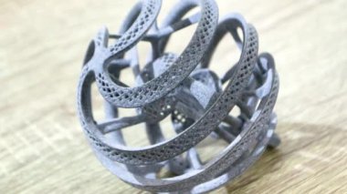 Polyamide tozunun 3D yazıcısına yakın plan yazdırılmış nesne