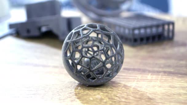Voorwerp gedrukt op poeder 3D printer van polyamide poeder close-up — Stockvideo