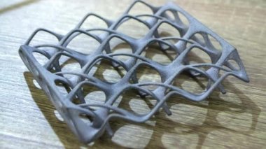 Polyamide tozunun 3D yazıcısına yakın plan yazdırılmış nesne
