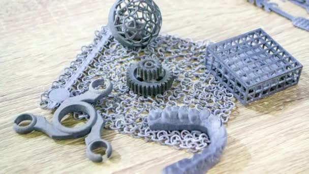 Objeto impreso en la impresora 3D de polvo de poliamida en primer plano — Vídeos de Stock