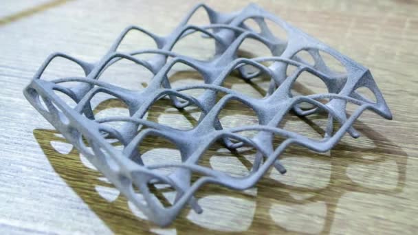 Objeto impreso en la impresora 3D de polvo de poliamida en primer plano — Vídeos de Stock