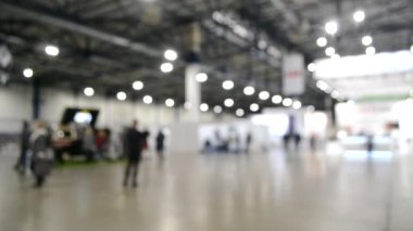 Arka plan bulanık. Yüksek tavanlı boş bir binanın içinde..