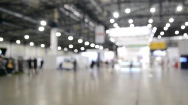 Arka plan bulanık. Yüksek tavanlı boş bir binanın içinde..
