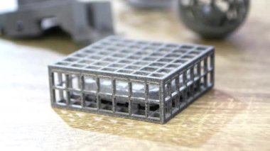Polyamide tozunun 3D yazıcısına yakın plan yazdırılmış nesne